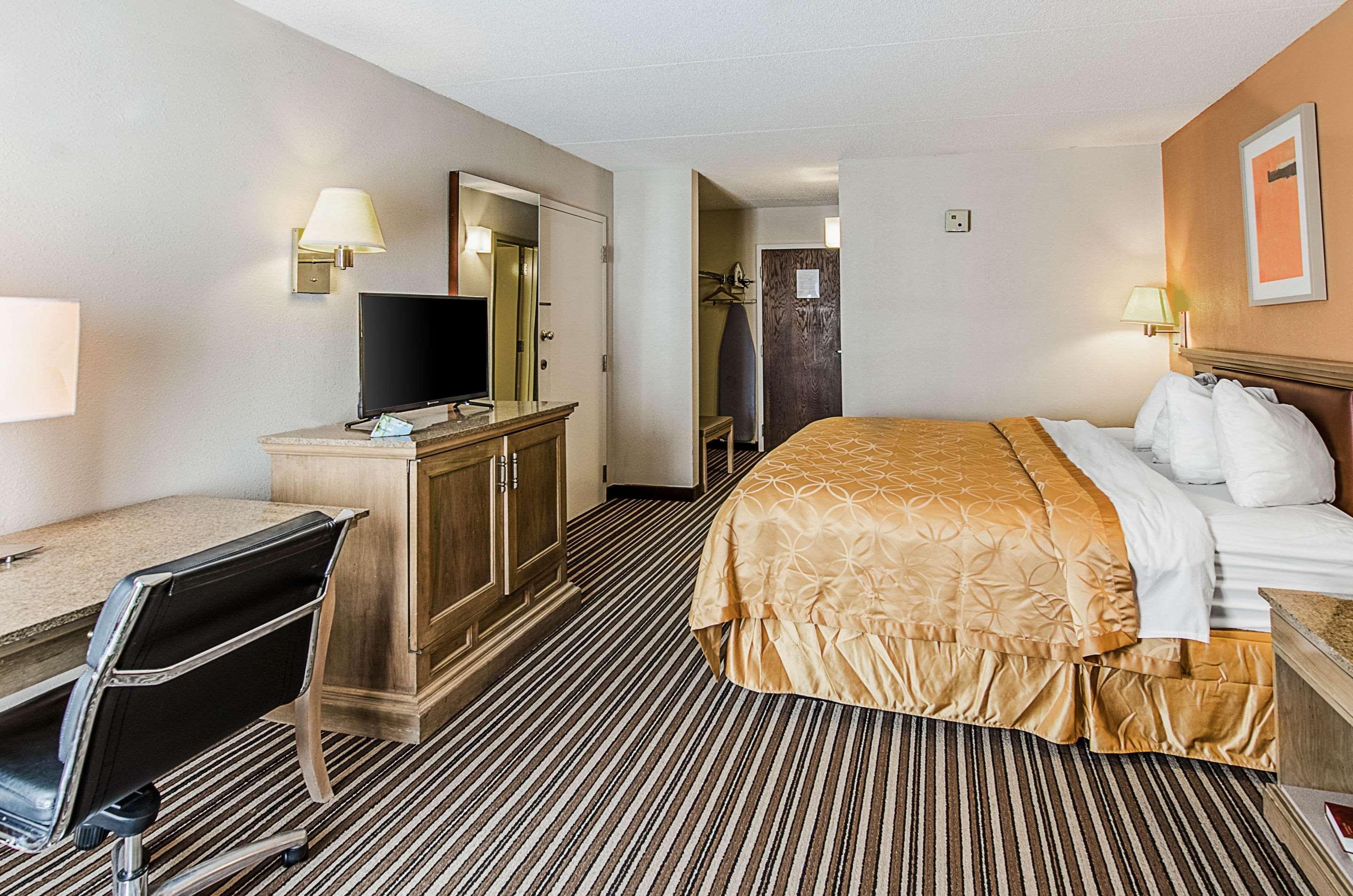 Econo Lodge Inn & Suites Norton Экстерьер фото