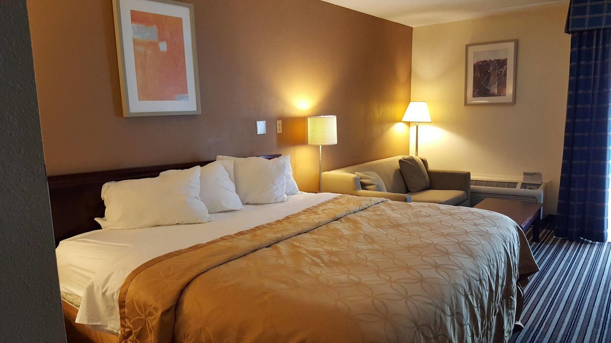 Econo Lodge Inn & Suites Norton Экстерьер фото