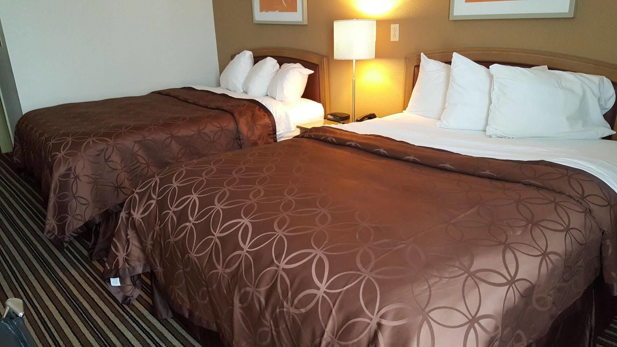 Econo Lodge Inn & Suites Norton Экстерьер фото