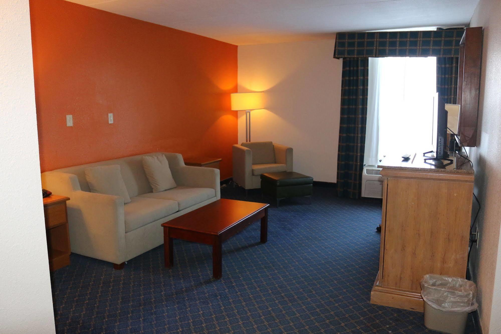 Econo Lodge Inn & Suites Norton Экстерьер фото