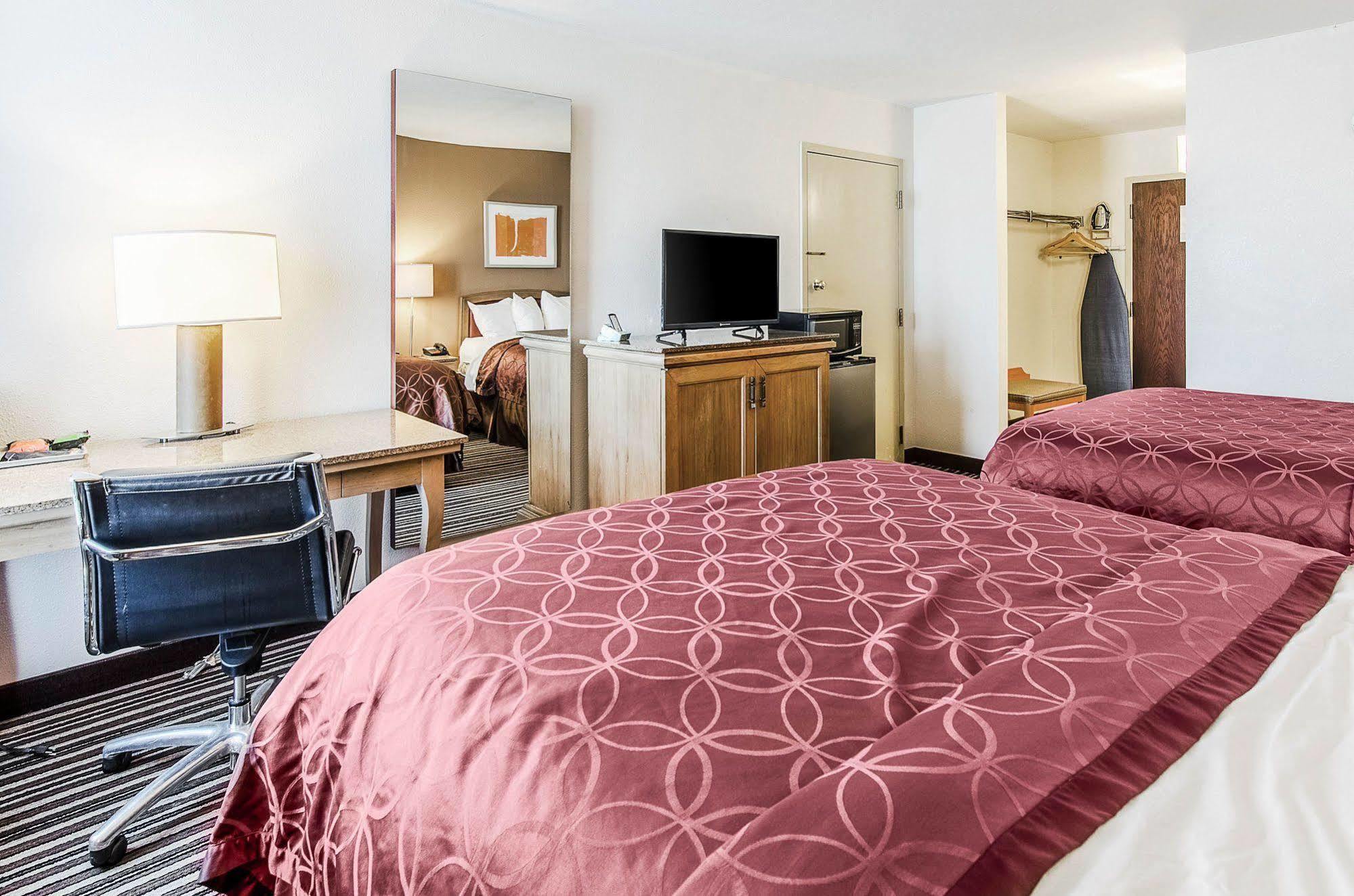 Econo Lodge Inn & Suites Norton Экстерьер фото