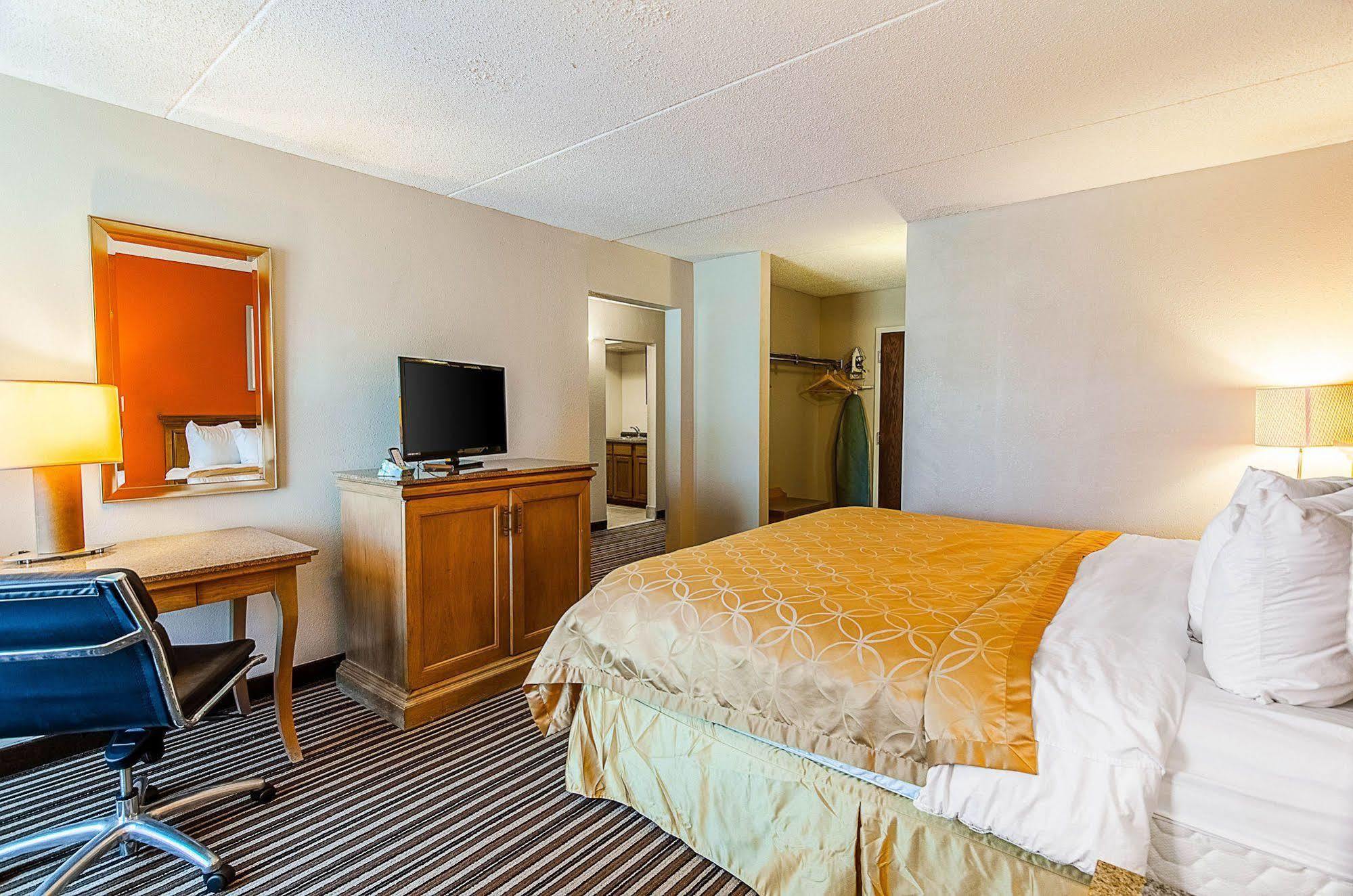 Econo Lodge Inn & Suites Norton Экстерьер фото